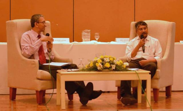Nalaka Gunawardene (left) in conversation with Ranjit Devraj of SciDev.Net South Asia - Photo courtesy COSTI
